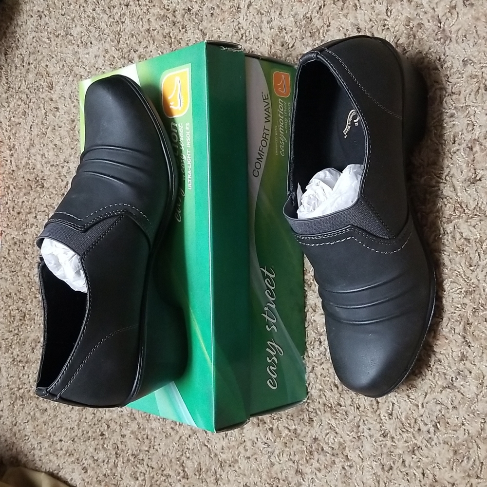 NWT Easy Street womens shoes
